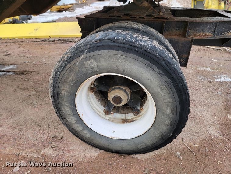 image for item LV9464 1991  flatbed trailer with dolly