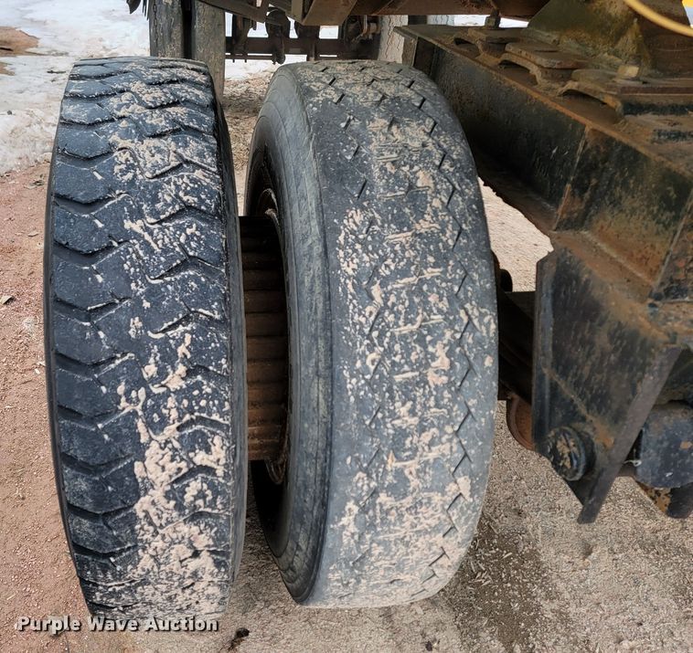 image for item LV9464 1991  flatbed trailer with dolly