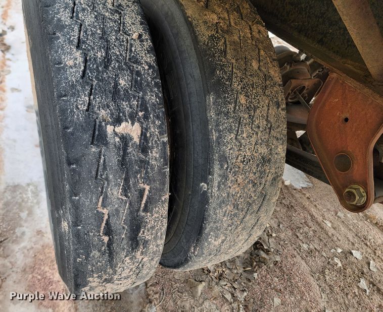 image for item LV9464 1991  flatbed trailer with dolly