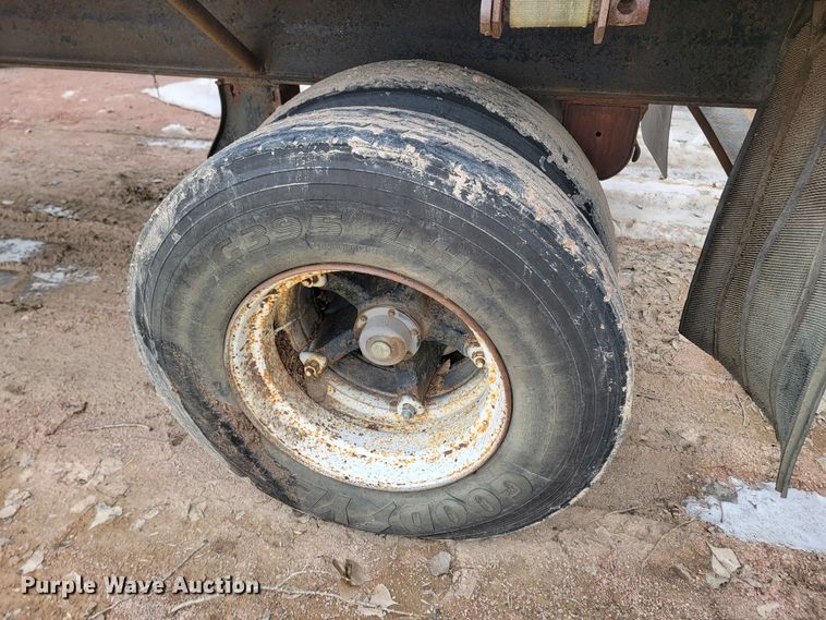 image for item LV9464 1991  flatbed trailer with dolly