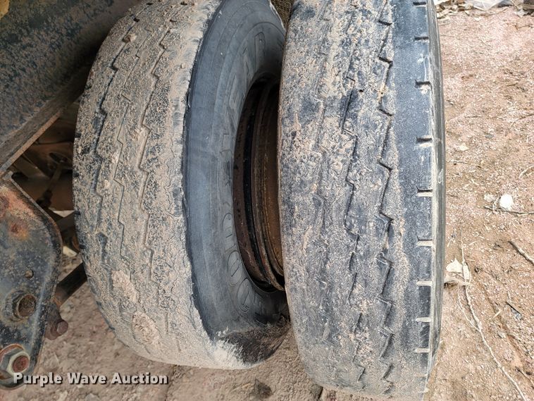 image for item LV9464 1991  flatbed trailer with dolly