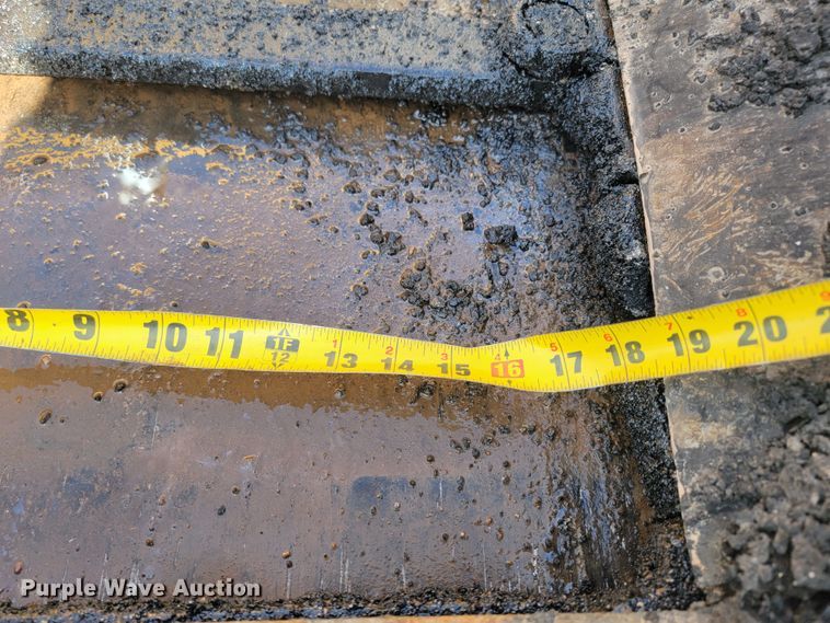 image for item LV9472 2004 Blaw Knox PF-5510  paver