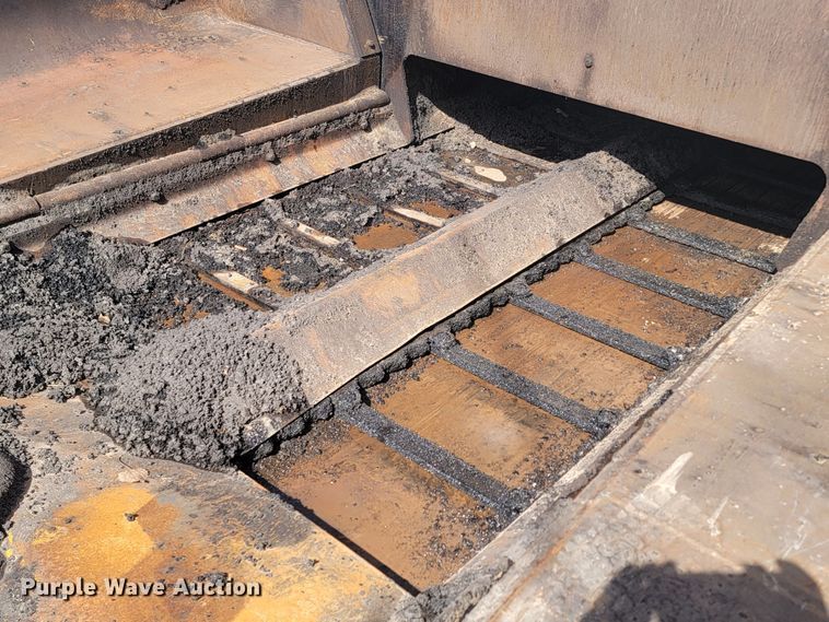 image for item LV9472 2004 Blaw Knox PF-5510  paver