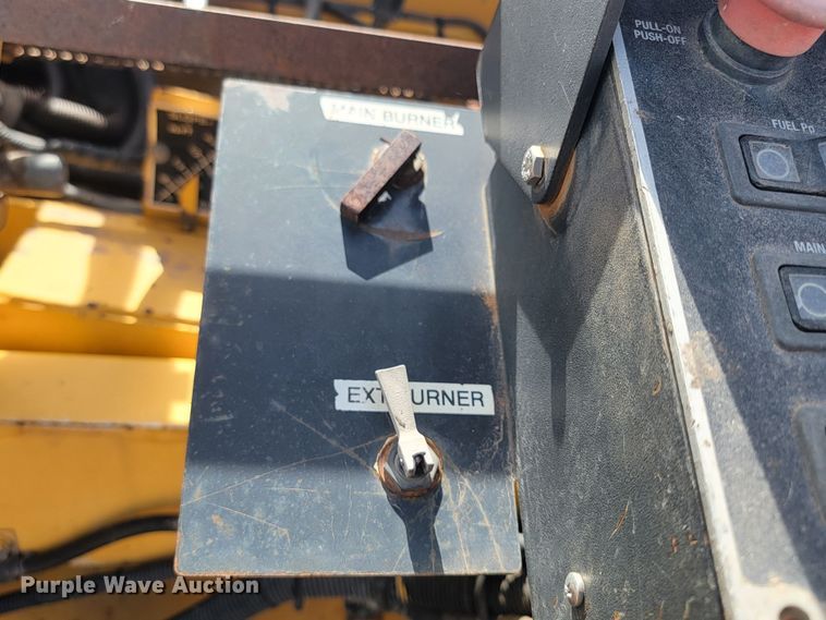 image for item LV9472 2004 Blaw Knox PF-5510  paver