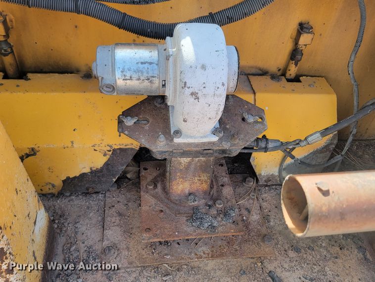 image for item LV9472 2004 Blaw Knox PF-5510  paver