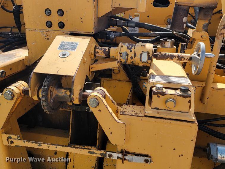 image for item LV9472 2004 Blaw Knox PF-5510  paver