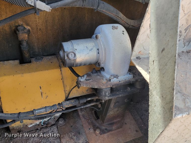 image for item LV9472 2004 Blaw Knox PF-5510  paver