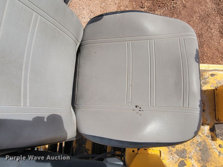 image for item LV9472 2004 Blaw Knox PF-5510  paver