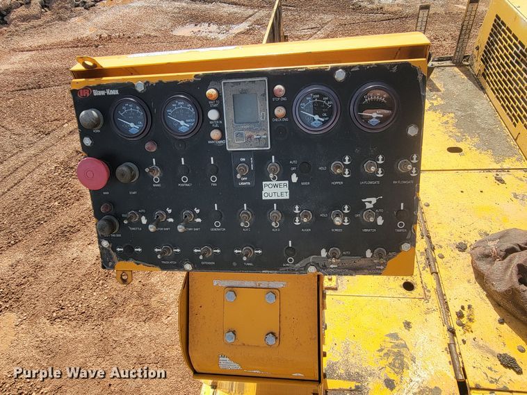 image for item LV9472 2004 Blaw Knox PF-5510  paver