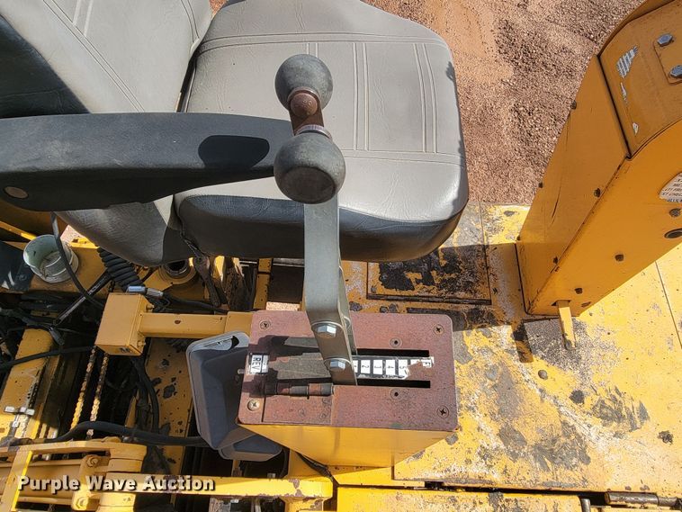 image for item LV9472 2004 Blaw Knox PF-5510  paver