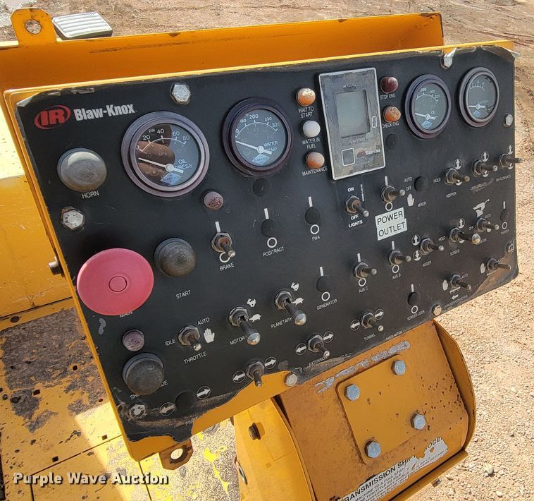 image for item LV9472 2004 Blaw Knox PF-5510  paver