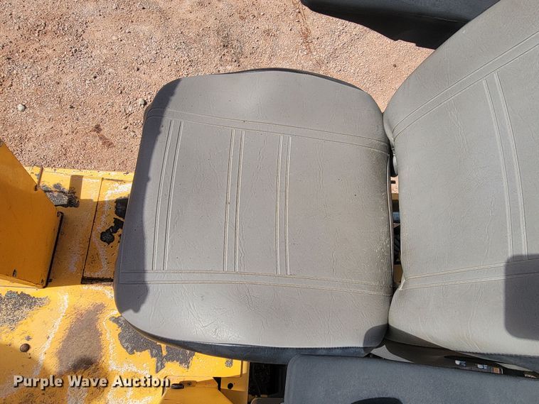 image for item LV9472 2004 Blaw Knox PF-5510  paver