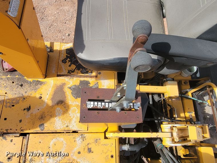 image for item LV9472 2004 Blaw Knox PF-5510  paver