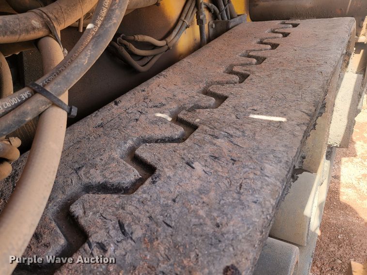 image for item LV9472 2004 Blaw Knox PF-5510  paver