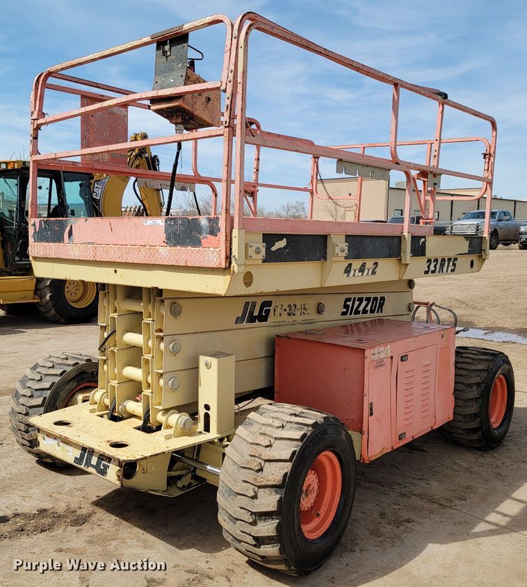 image for item LV9482 2000 JLG 33RTS  scissor lift