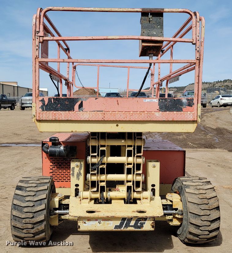 image for item LV9482 2000 JLG 33RTS  scissor lift