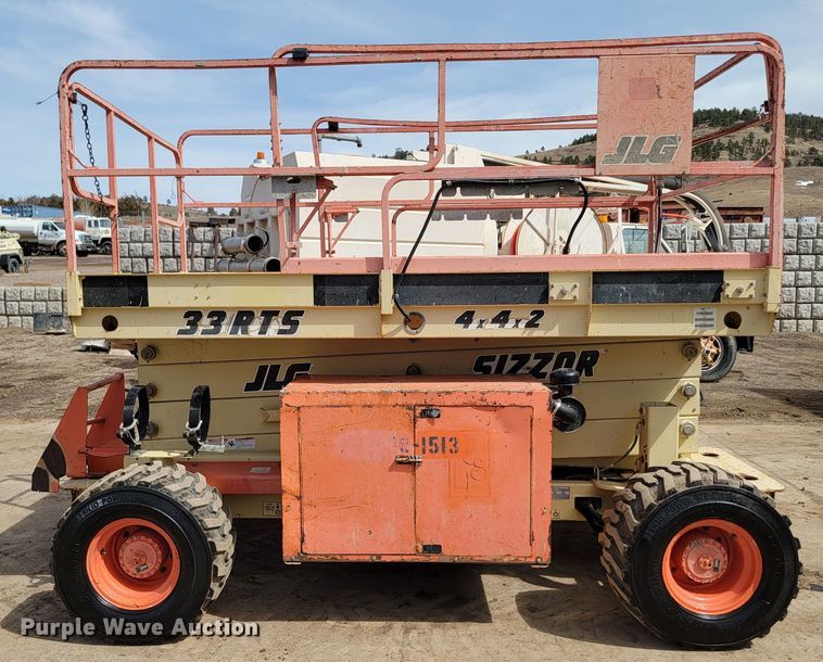 image for item LV9482 2000 JLG 33RTS  scissor lift