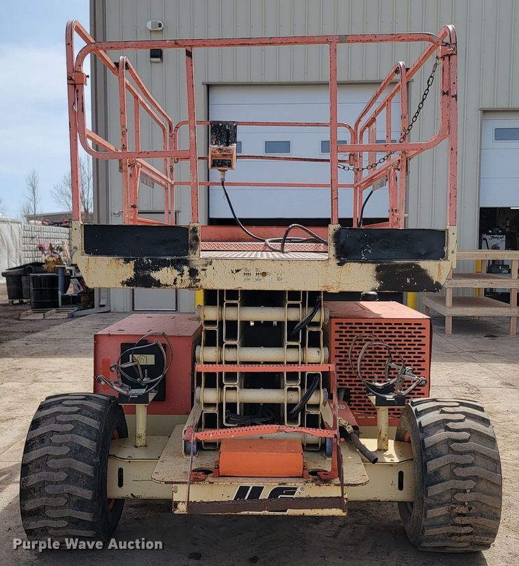 image for item LV9482 2000 JLG 33RTS  scissor lift