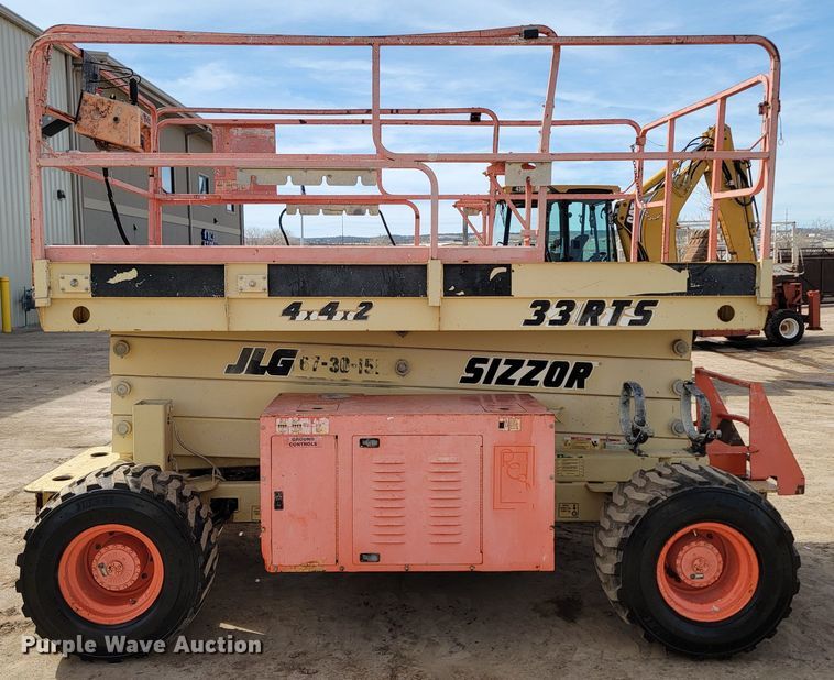 image for item LV9482 2000 JLG 33RTS  scissor lift