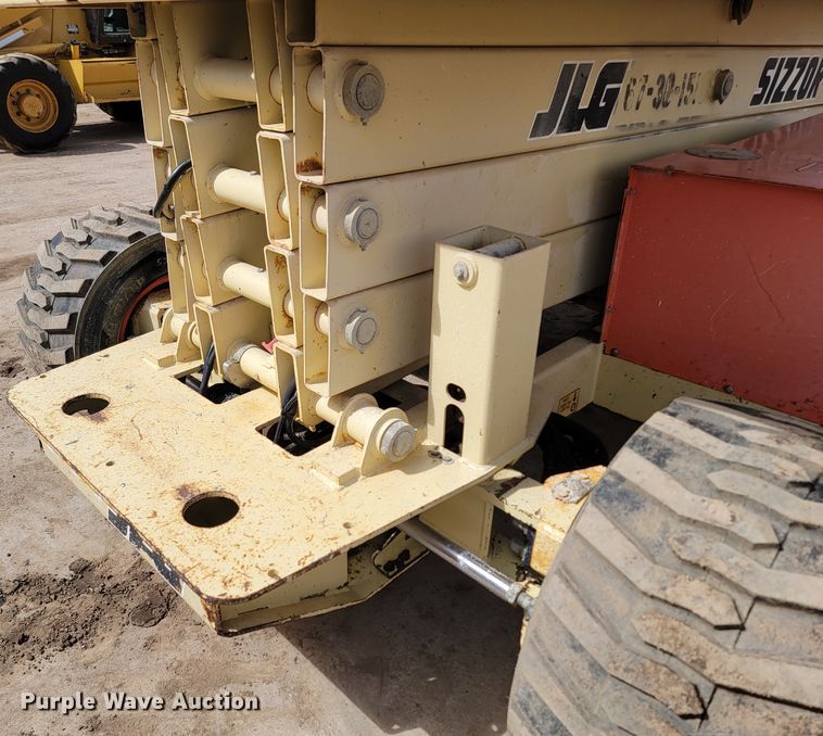 image for item LV9482 2000 JLG 33RTS  scissor lift