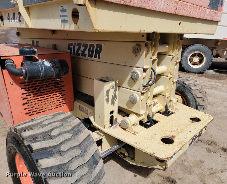 image for item LV9482 2000 JLG 33RTS  scissor lift