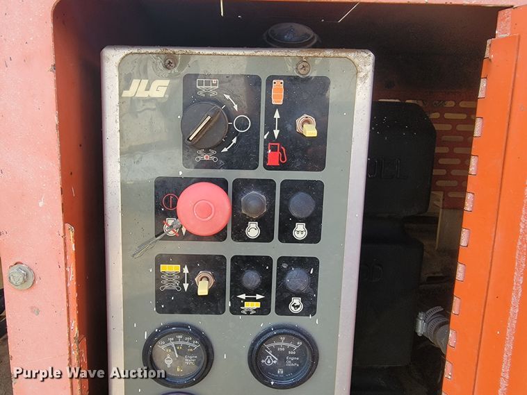 image for item LV9482 2000 JLG 33RTS  scissor lift