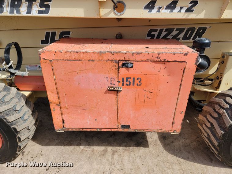 image for item LV9482 2000 JLG 33RTS  scissor lift
