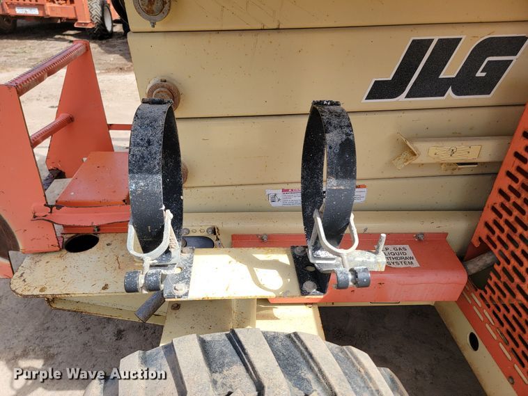 image for item LV9482 2000 JLG 33RTS  scissor lift