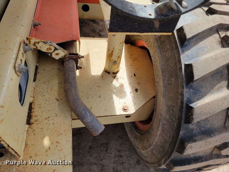 image for item LV9482 2000 JLG 33RTS  scissor lift