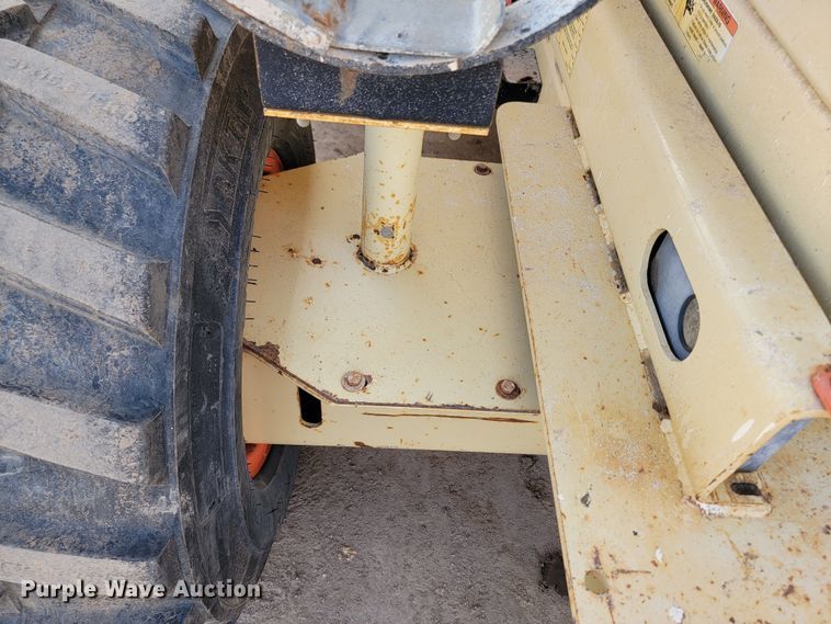 image for item LV9482 2000 JLG 33RTS  scissor lift