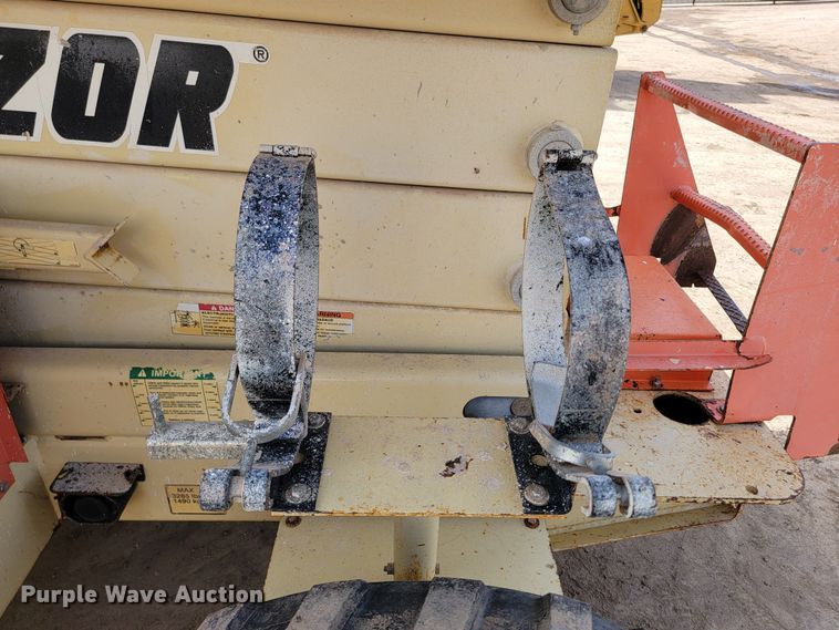 image for item LV9482 2000 JLG 33RTS  scissor lift