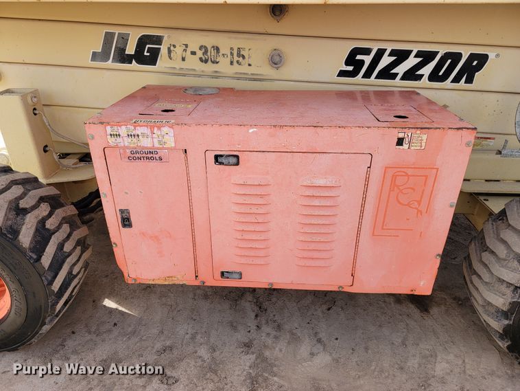 image for item LV9482 2000 JLG 33RTS  scissor lift