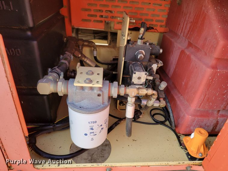 image for item LV9482 2000 JLG 33RTS  scissor lift