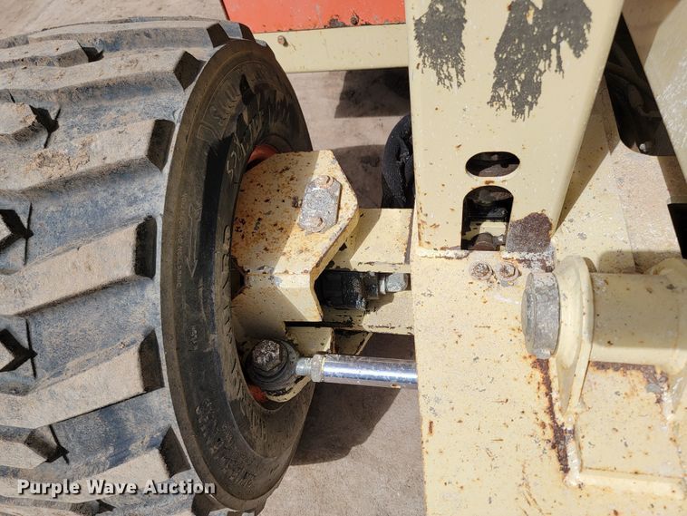 image for item LV9482 2000 JLG 33RTS  scissor lift