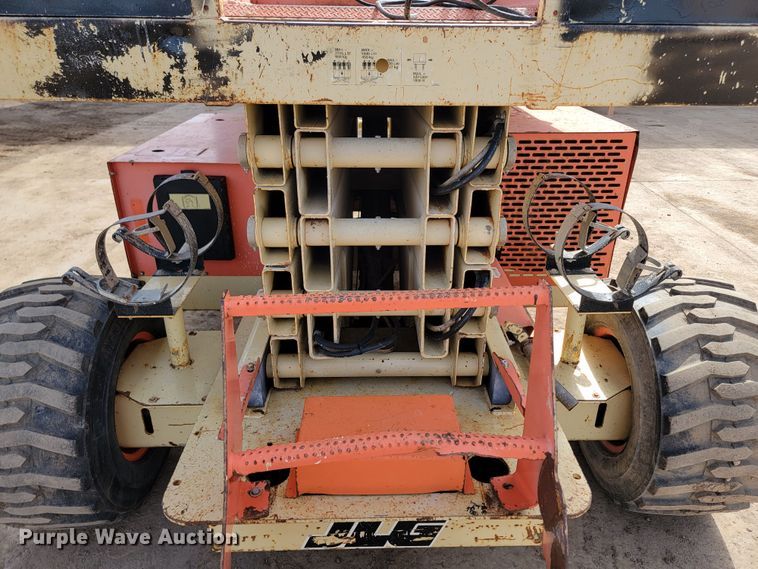 image for item LV9482 2000 JLG 33RTS  scissor lift