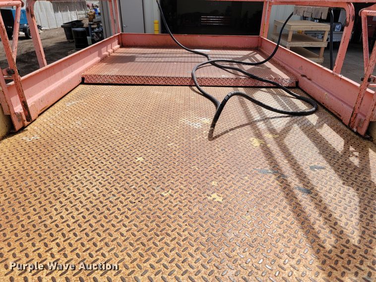 image for item LV9482 2000 JLG 33RTS  scissor lift