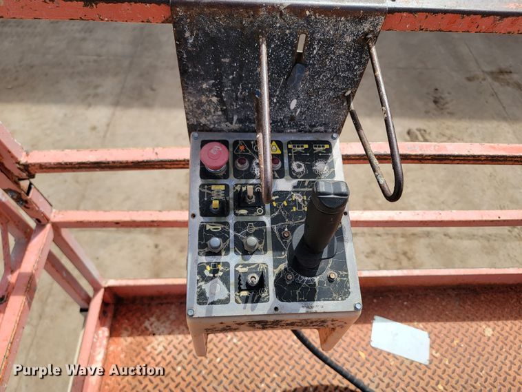 image for item LV9482 2000 JLG 33RTS  scissor lift