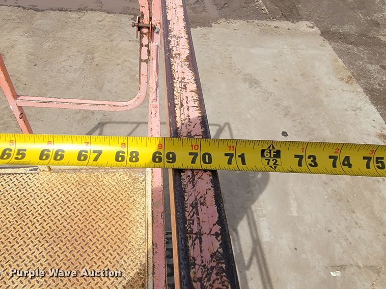 image for item LV9482 2000 JLG 33RTS  scissor lift