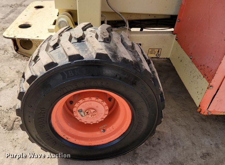 image for item LV9482 2000 JLG 33RTS  scissor lift