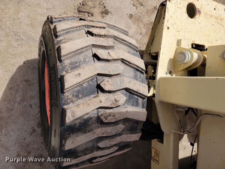 image for item LV9482 2000 JLG 33RTS  scissor lift