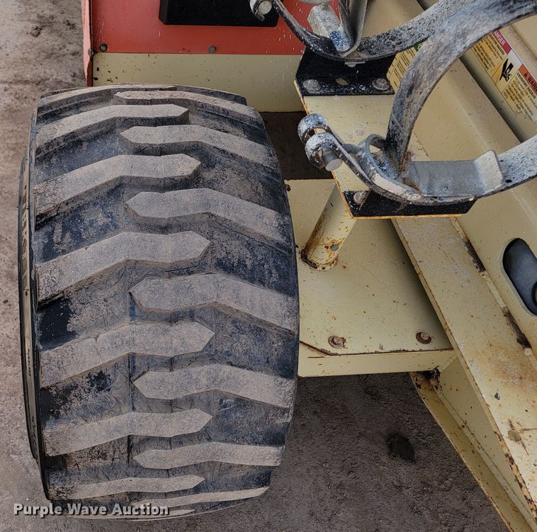 image for item LV9482 2000 JLG 33RTS  scissor lift