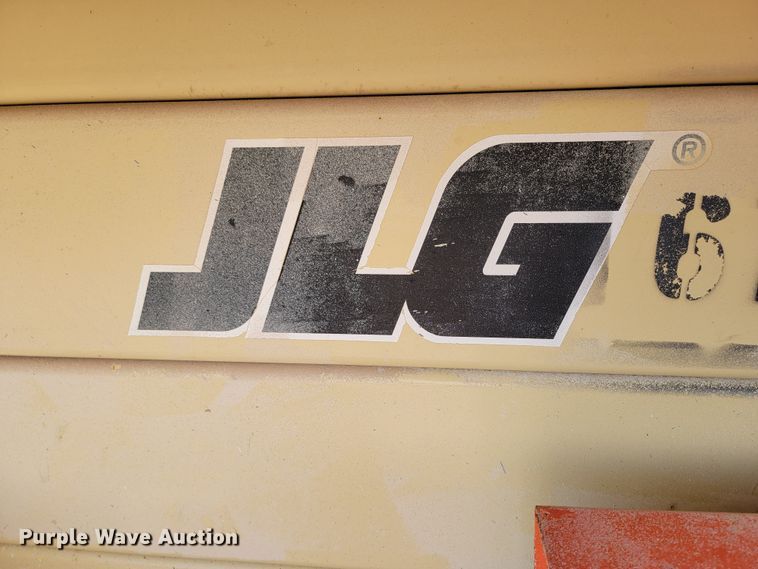 image for item LV9482 2000 JLG 33RTS  scissor lift