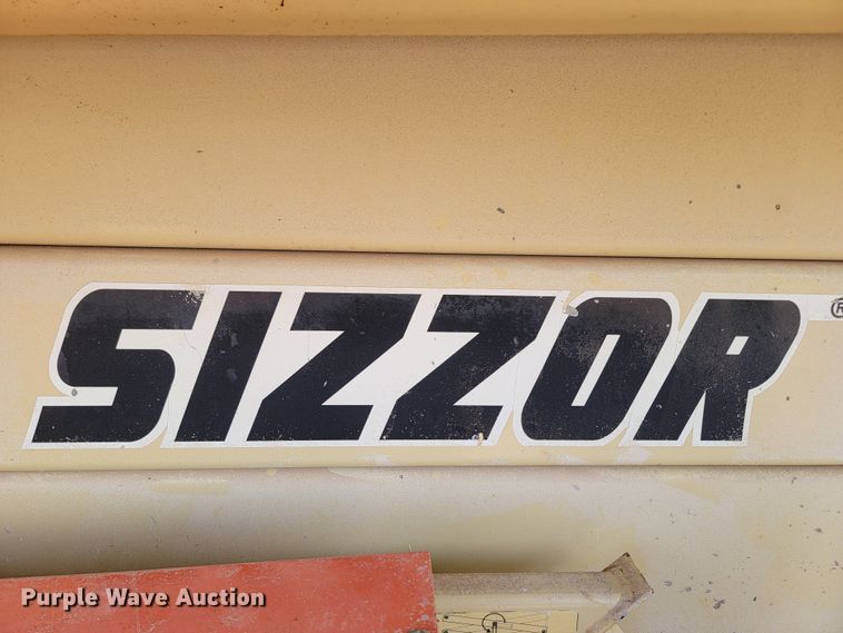 image for item LV9482 2000 JLG 33RTS  scissor lift