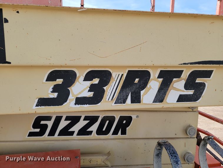 image for item LV9482 2000 JLG 33RTS  scissor lift