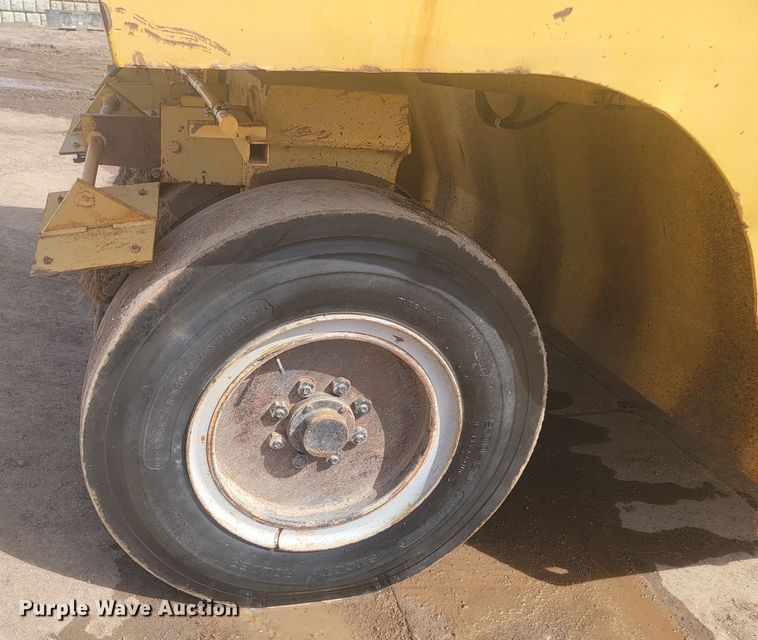 image for item LV9485 1989 Ferguson SP-1130  pneumatic roller