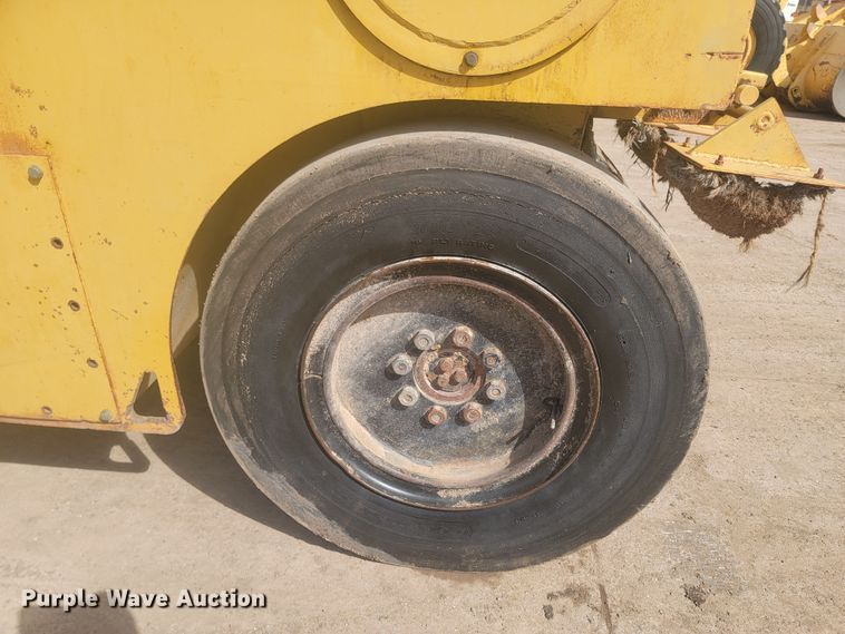 image for item LV9485 1989 Ferguson SP-1130  pneumatic roller