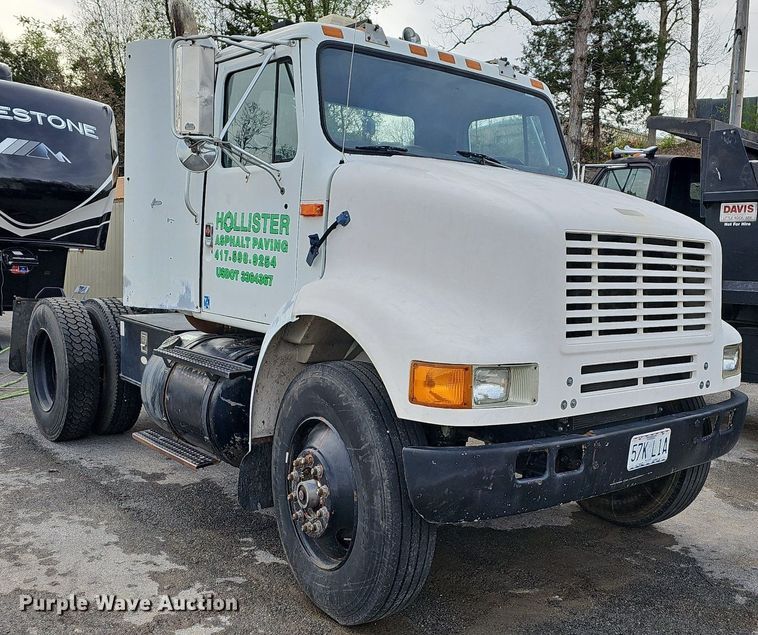 image for item MB9936 1991 International 8100  semi truck