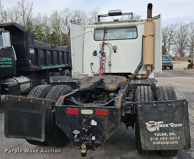 image for item MB9936 1991 International 8100  semi truck