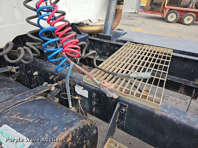 image for item MB9936 1991 International 8100  semi truck