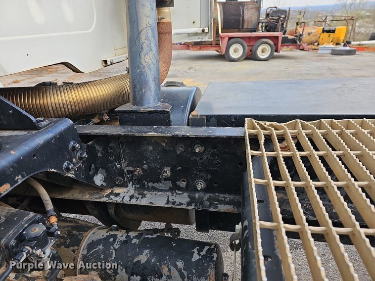 image for item MB9936 1991 International 8100  semi truck